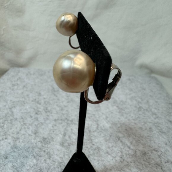 Vintage Vogue Faux Pearl Clip-On Earrings classic fashion retro - Picture 2 of 7